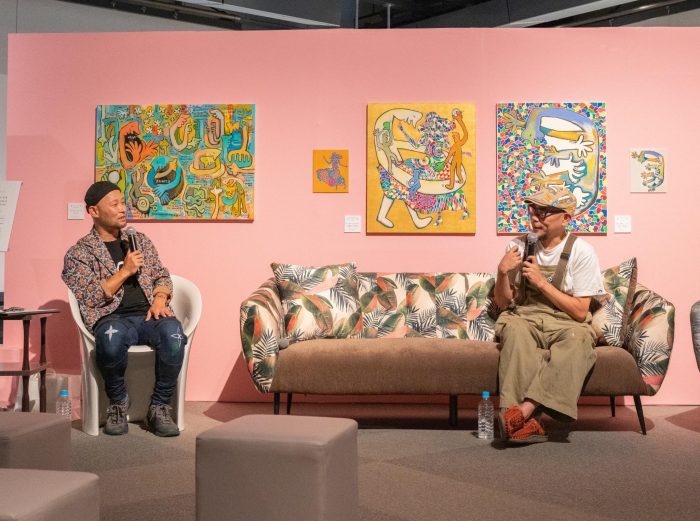 前回の関係するアート展の様子です！東馬の花柄ソファとアートが目を惹きます！